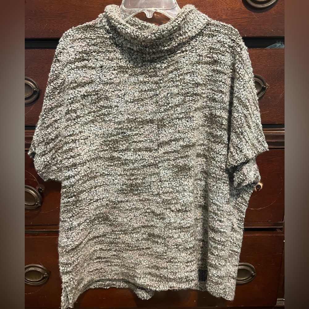 Turtle neck short sleeve sweater